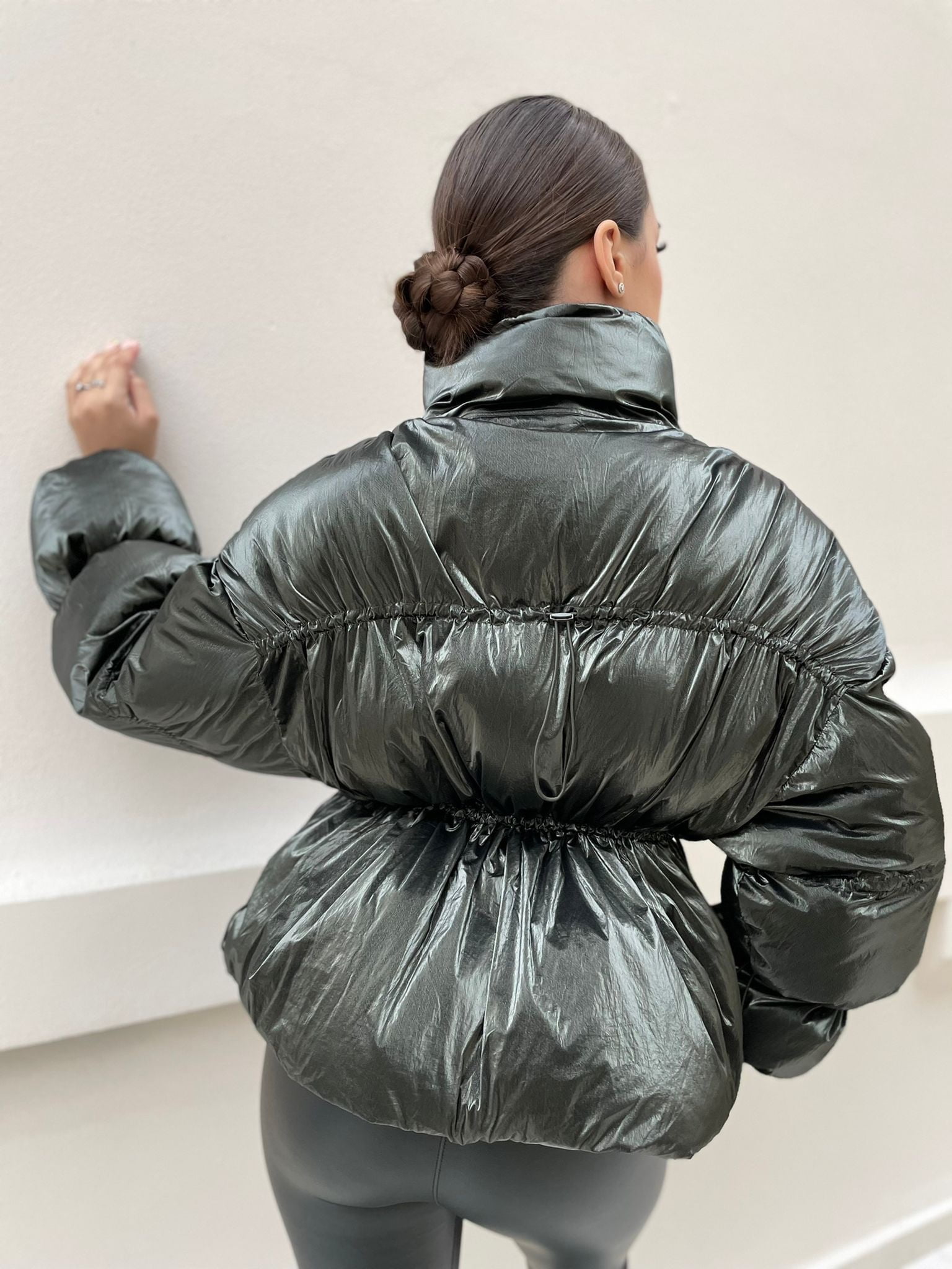 fd0f8e57-8b7e-464c-8fbe-9c20a92bc469-1.jpeg Reduceri Geacă Scurtă Metalic Verde